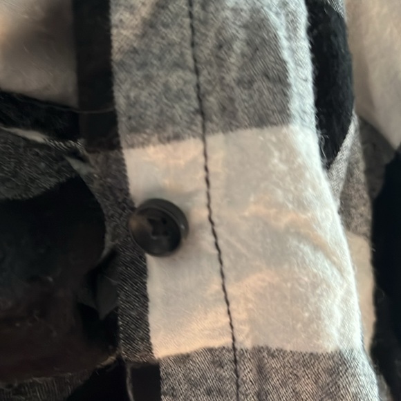 Women’s Black and white flannel button up - Picture 4 of 4